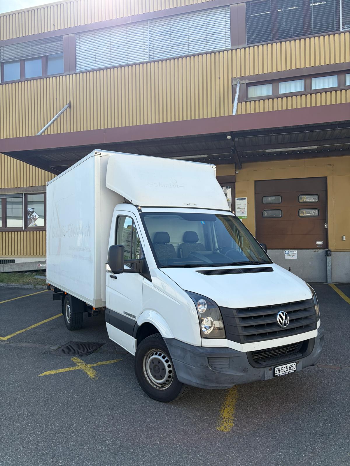VW Crafter Seitenansicht mit Kofferaufbau