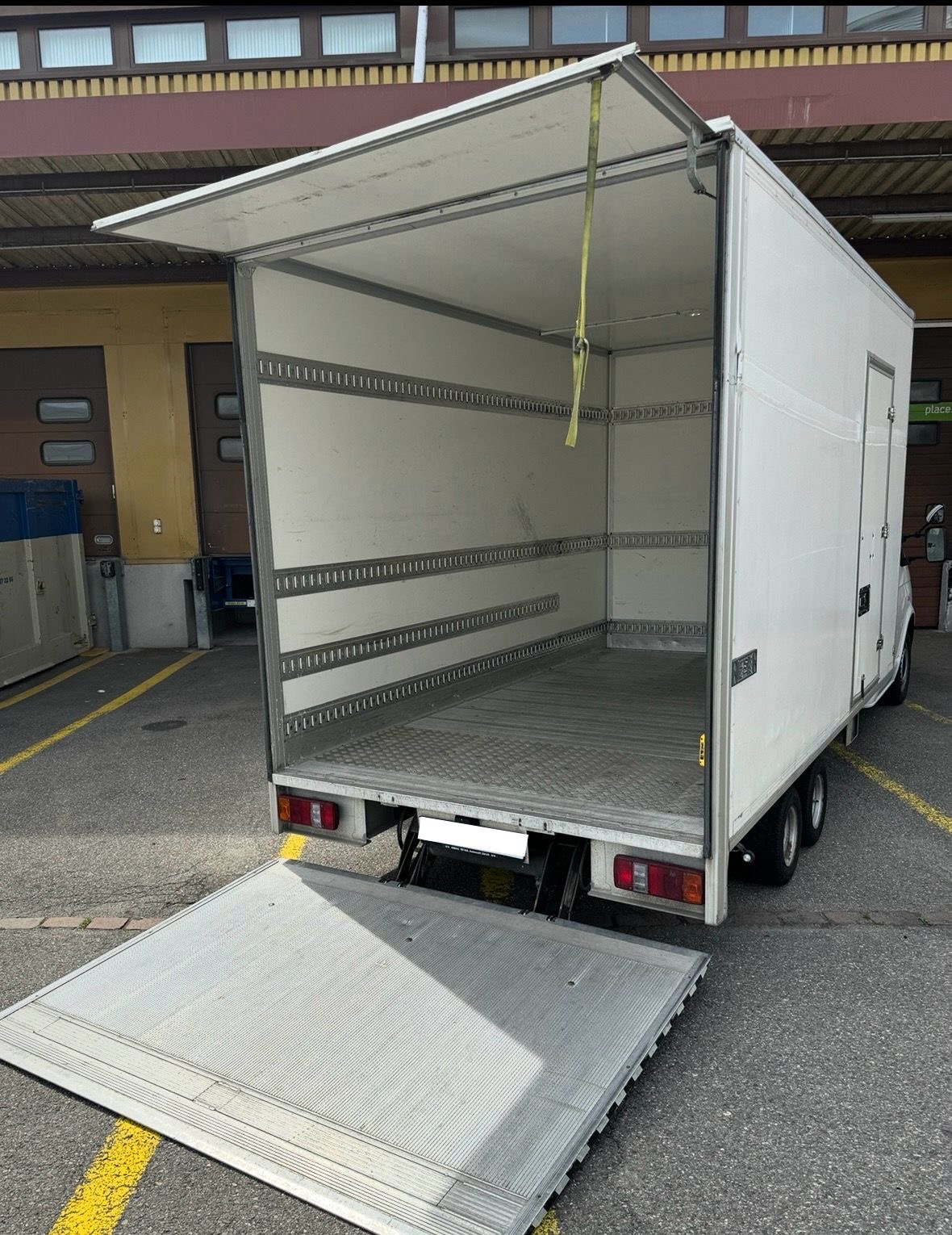 Lieferwagen Laderaum mit Hebebühne