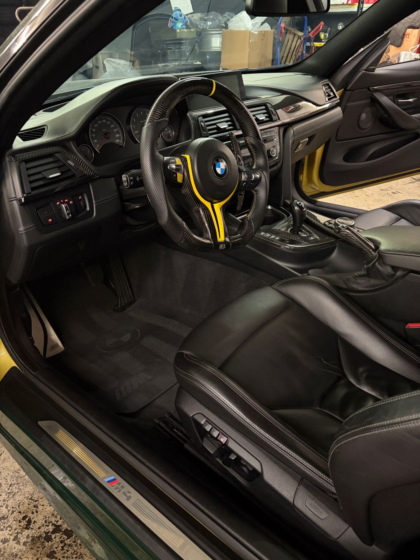BMW M4 Innenraum-Detailing – Carbon & Leder gepflegt